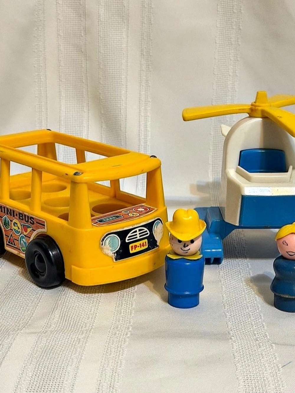 VTG. Fisher Price Little People Mini Van Bouncing Family Bus-Figures -HELICOPTER